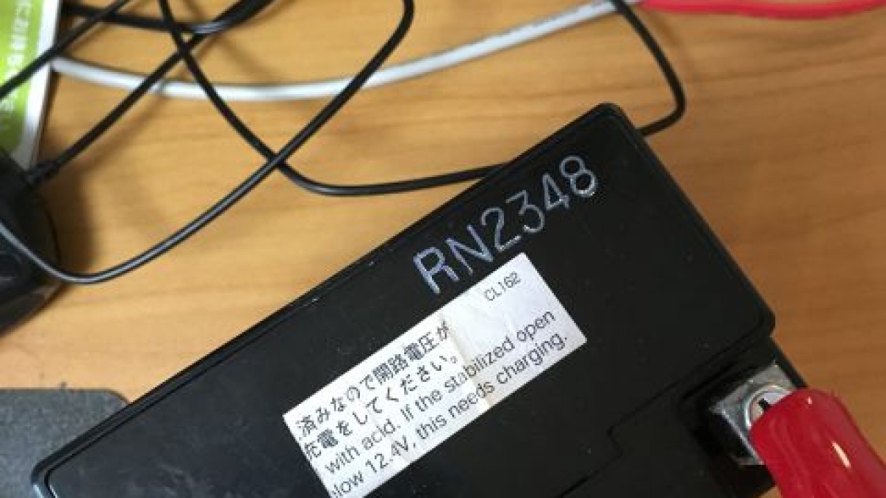 Pcxのバッテリー電圧が下がってきたので補充電を行った あつラボ