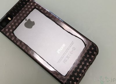 iPhone5Sと放熱用の穴を開けたケース