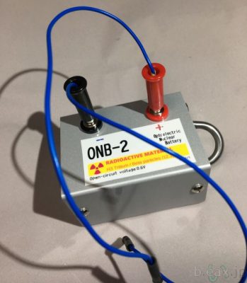 原子力電池ONB-2の上部の端子に接続している様子