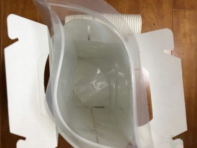 蓄尿検査のため病院で貰った蓄尿コンテナケースを上から撮った