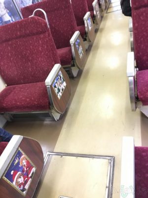 ガルパンラッピングIV号列車の座席、横にガルパンのステッカーが貼ってある