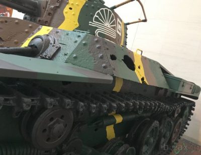 遊就館の大展示室に展示されている、九七式中戦車。左側に大きな穴が空いている