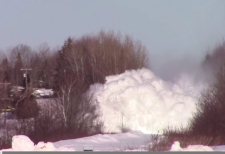 カナダの貨物列車が豪快に雪を巻き上げる動画