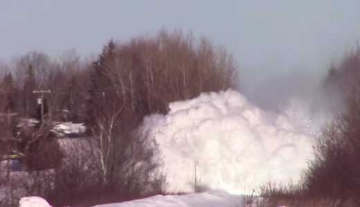 モーニングバードでやってたカナダの貨物列車が豪快に雪を巻き上げる動画