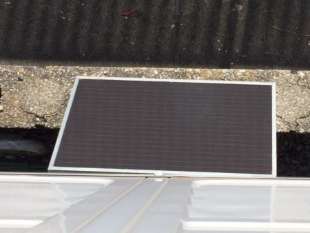 何年か前にマルツで買ったアモルファス型ソーラーパネル