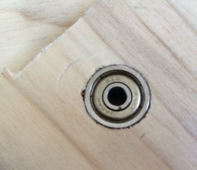 C型クランプで木材にベアリングを圧入する方法