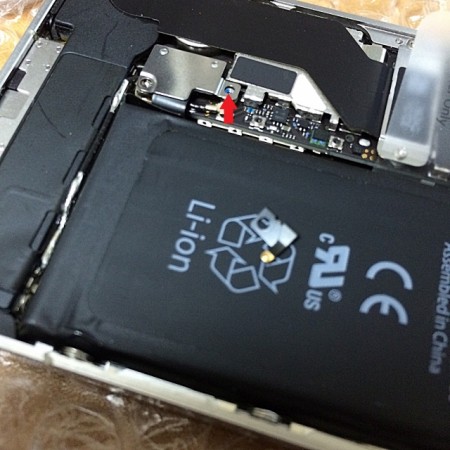 iPhone4Sバッテリー端子に付いている金具