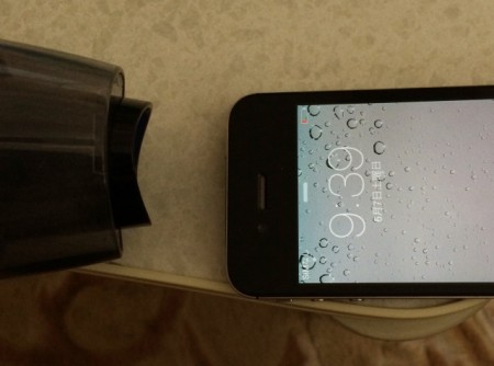 iPhone4Sのイヤホンやカメラ付近をヘアーアイロンで暖める