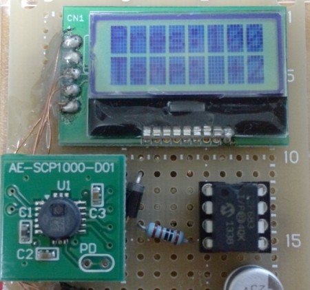 AQM0802A-RN-GBWを使った気圧計。プログラム改造前なのでコントラストが合ってない