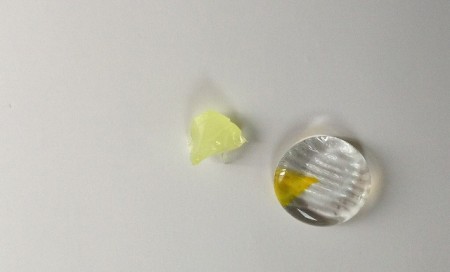 カルキ抜き実験で使ったVC３０００のど飴を砕いた破片