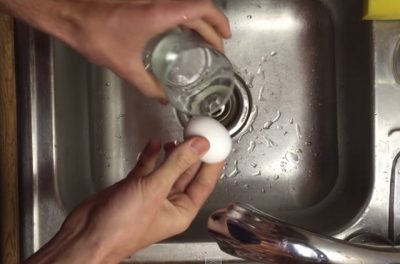 コップと水だけ、３秒でゆで卵の殻をツルンとむく方法
