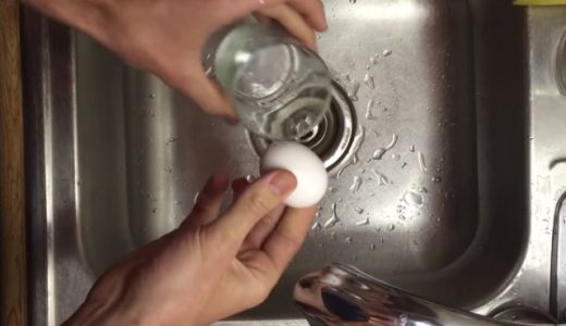 コップと水だけ、３秒でゆで卵の殻をツルンとむく方法